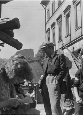 Powstańcy w przejściu na barykadzie w poprzek Nowego Światu