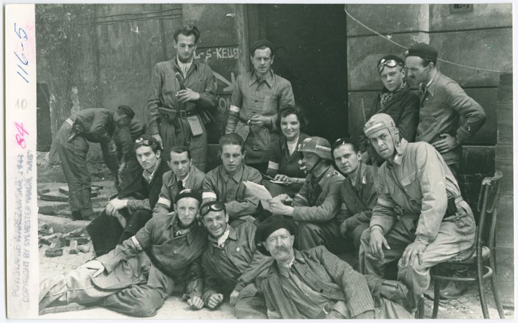 Powstanie warszawskie. Żołnierze z kompanii Andrzej, zgrupowania Bartkiewicz Armii Krajowej; rejon ulicy Marszałkowskiej przy ulicy Królewskiej