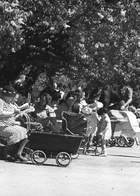 Kobiety z dziećmi w parku Ujazdowskim
