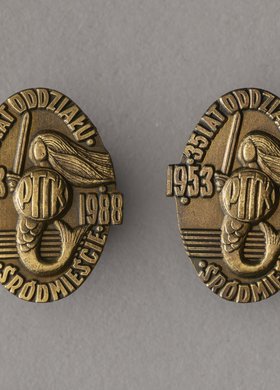 Dwie odznaki 35 lat Oddziału Śródmieście Polskiego Towarzystwa Turystyczno-Krajoznawczego (PTTK)