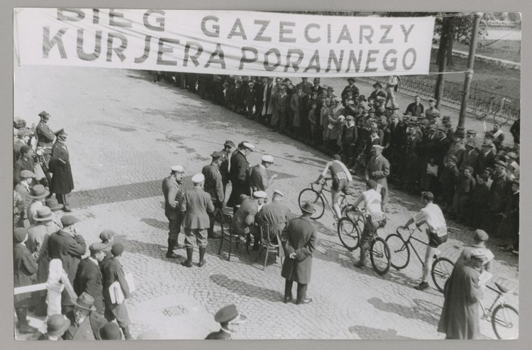 Wyścig rowerowy gazeciarzy sprzed siedziby Kuriera Porannego na placu Dąbrowskiego