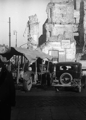 Narożnik Marszałkowskiej 100 i Alej Jerozolimskich 36. Ruch uliczny.