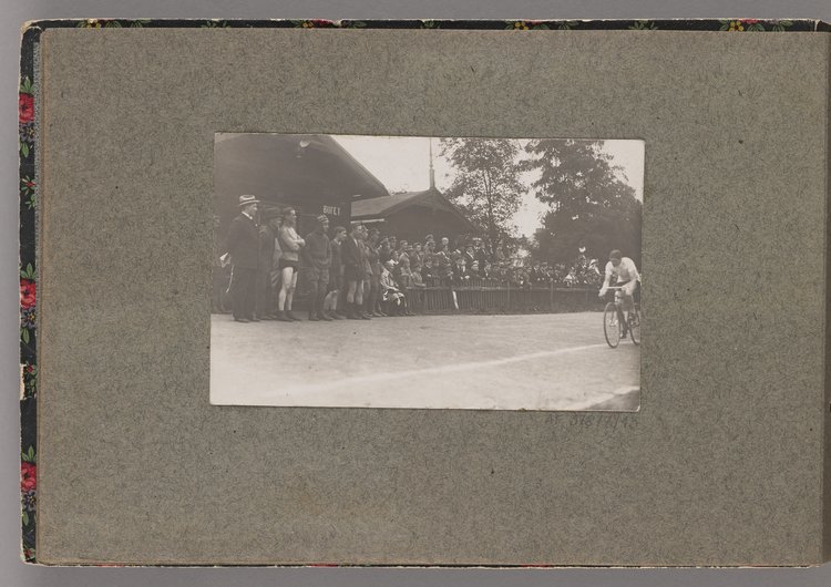 Album z fotografiami cyklistów na Dynasach