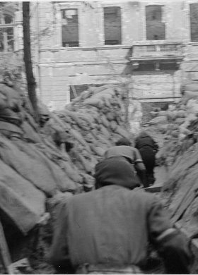 Powstańcy przechodzący przekopem przez Aleje Jerozolimskie