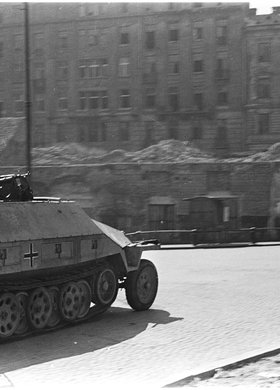 Powstańcy w zdobytym transporterze na ulicy Mikołaj Kopernika