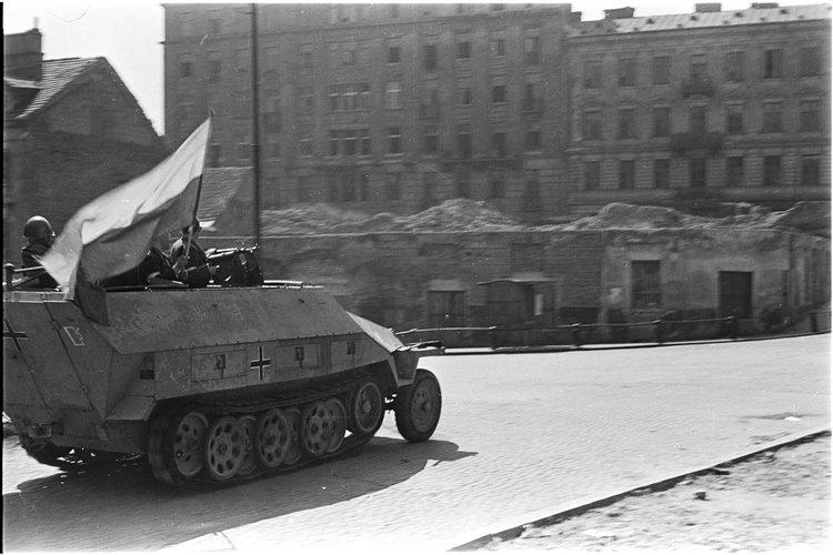 Powstańcy w zdobytym transporterze na ulicy Mikołaj Kopernika