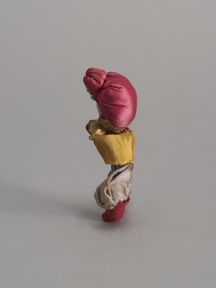 Lalka w stroju wschodnim należąca do Jadwigi Dudzińskiej-Bednarskiej - pamiątka z Pawiaka