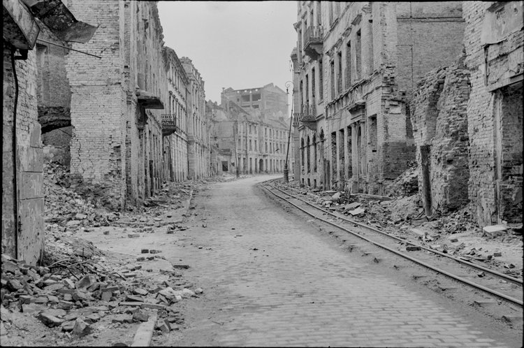 Ruiny ulicy Długiej w kierunku zachodnim