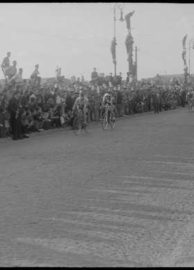 Finisz wyścigu kolarskiego w alei Niepodległości