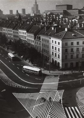 Widok kamienic u zbiegu Krakowskiego Przedmieścia i Miodowej