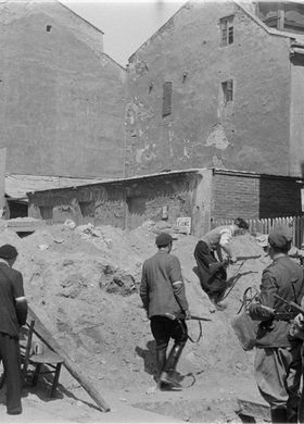 Powstańcy na barykadzie przy ulicy Żelaznej