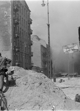 Powstaniec na barykadzie przy ulicy Żelaznej