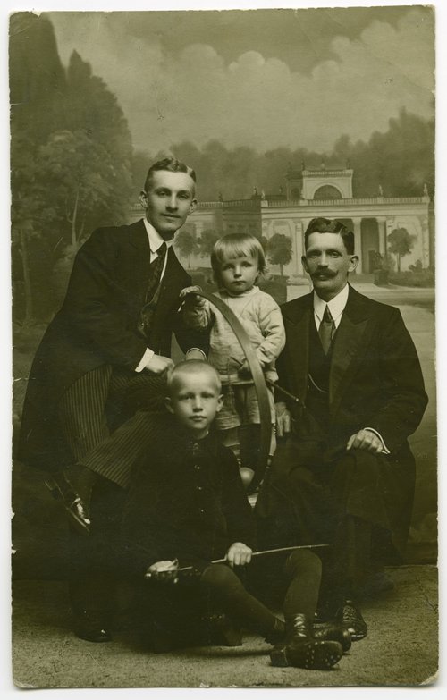 Portret dwóch mężczyzn i dwojga dzieci z rodziny Reiffów i Kleinschmidtów