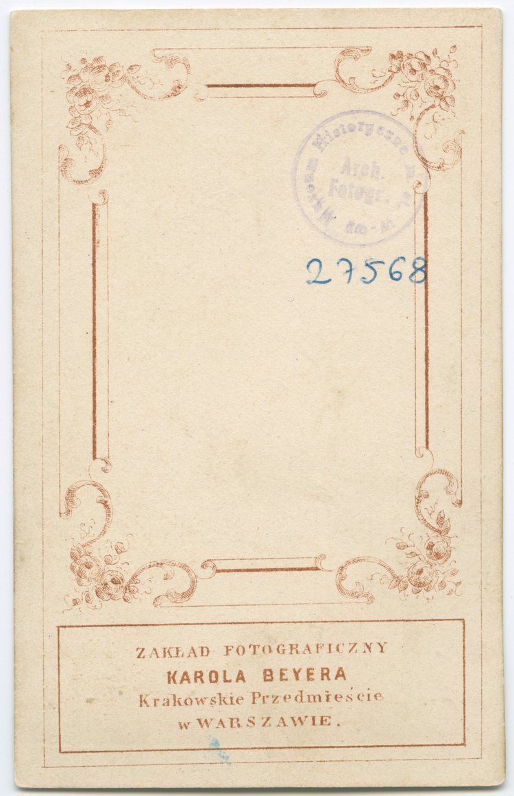 Portret kobiety w stroju z okresu żałoby narodowej