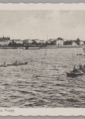 Łodzie na Wiśle i panorama Pragi
