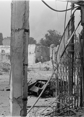 Zniszczony niemiecki ciężki transporter ładunków Borgward B IV na ulicy Marszałkowskiej