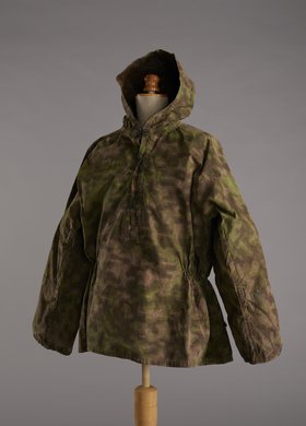 Niemiecka bluza formacji Waffen SS w kamuflażu Rauchtarn zdobyta i noszona przez strz. Zdzisława Galperyna ps. Zbigniew