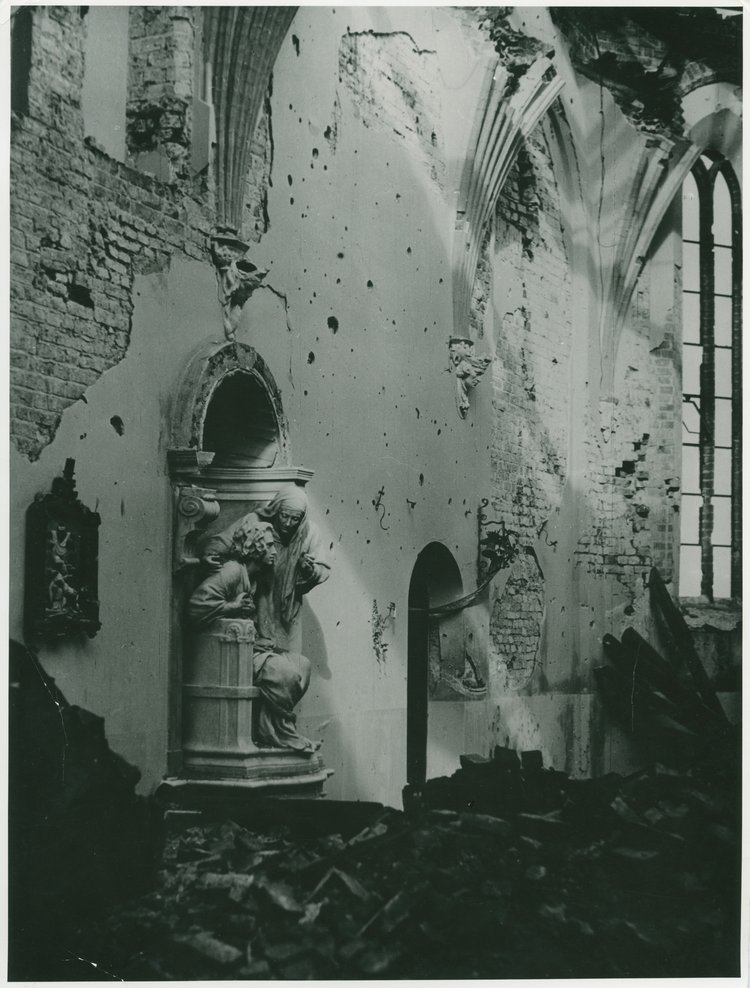 Zniszczone wnętrze kościoła Nawiedzenia Najświętszej Marii Panny