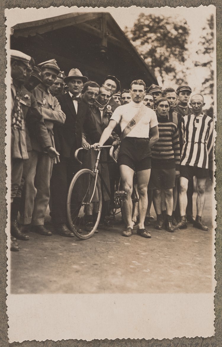 Album z fotografiami cyklistów na Dynasach