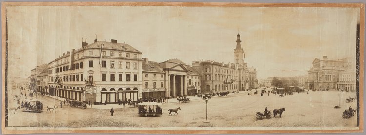 Panorama placu Teatralnego od wylotu ulicy Bielańskiej po gmach Teatru Wielkiego