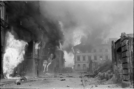 Płonące domy na ulicy Ordynackiej