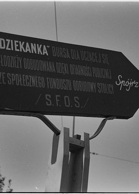 Dziekanka, tablica informująca o odbudowie obiektu