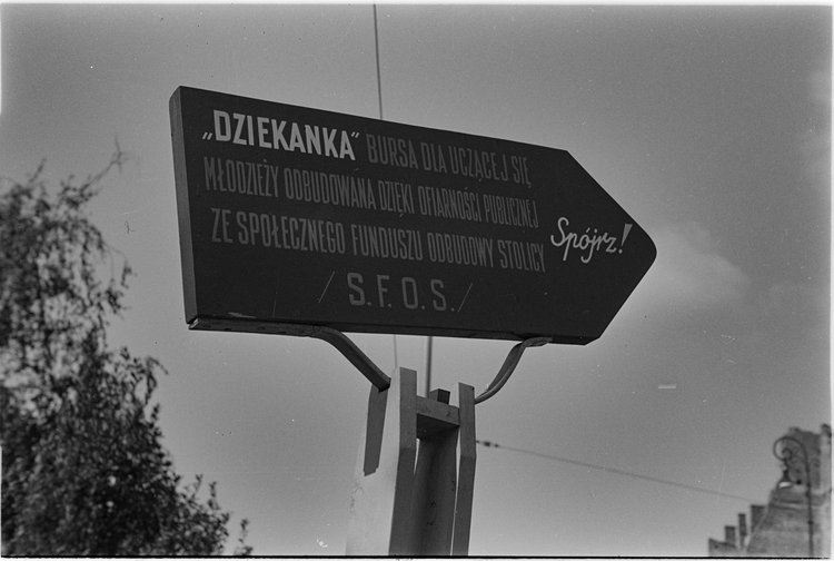 Dziekanka, tablica informująca o odbudowie obiektu