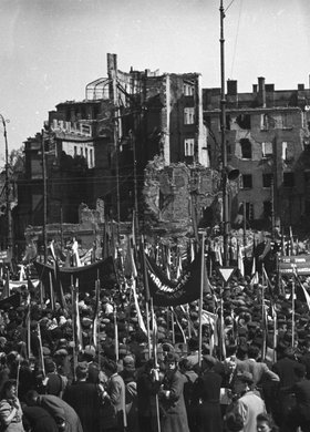 Wiec na Placu Teatralnym z okazji zakończenia wojny