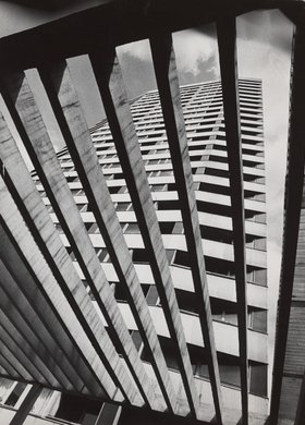 Pasaż Śródmiejski (obecnie: Stefana "Wiecha" Wiecheckiego), widok na blok mieszkalny