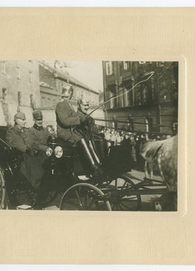 Generał gubernator warszawski Hans von Beseler i generał gubernator lubelski Stanisław Szeptycki w drodze na uroczystą intronizację Rady Regencyjnej na Zamku Królewskim