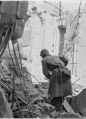 Powstańcy w ruinach Poczty Głównej