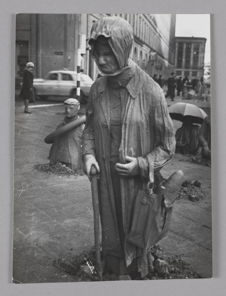 Fragment instalacji "Przejście" Jerzego Kaliny u zbiegu ulic Mazowieckiej i Świętokrzyskiej