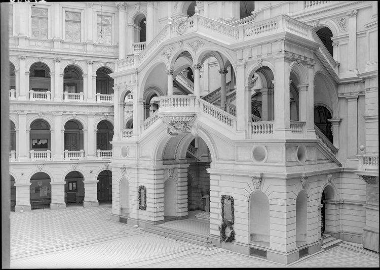 Wnętrze gmachu głównego Politechniki Warszawskiej