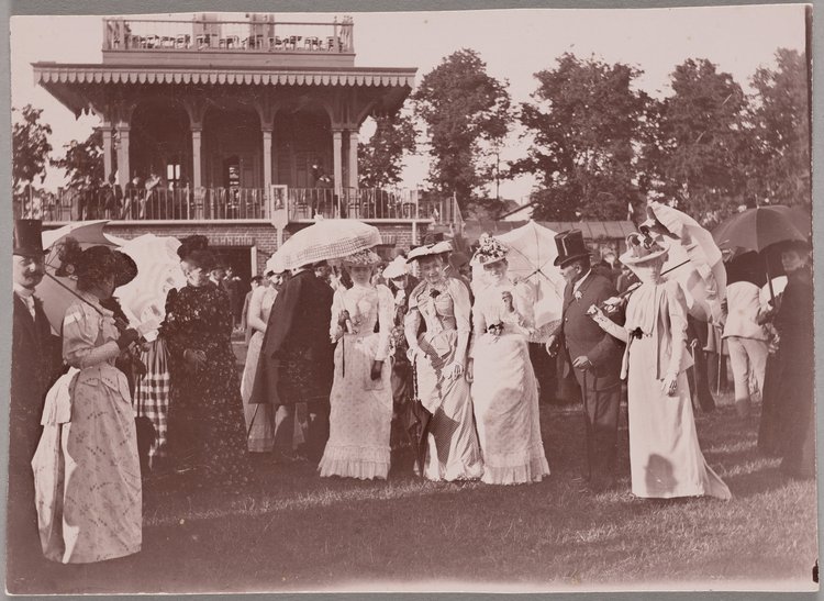 Publiczność podczas wyścigów konnych na Polu Mokotowskim