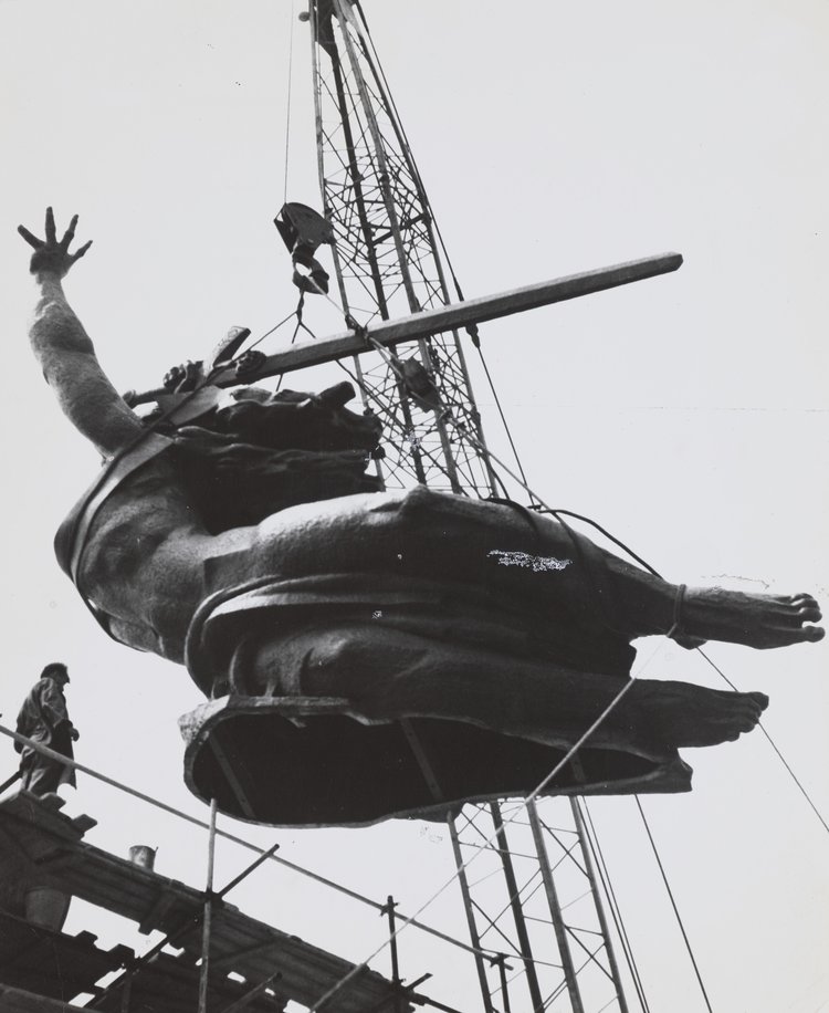 Montaż pomnika Bohaterów Warszawy (Warszawska Nike)