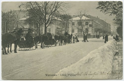 Ulica Piękna zimą - postój sań przy Parku Ujazdowskim