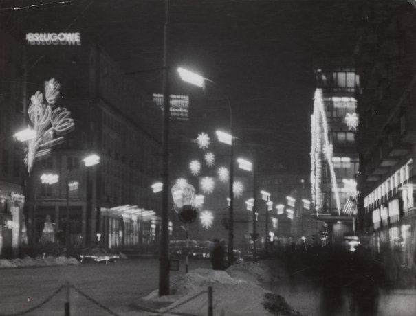 
                     
                     Widok zbiegu ulicy Kruczej i Alej Jerozolimskich w nocnym oświetleniu
                     
                     