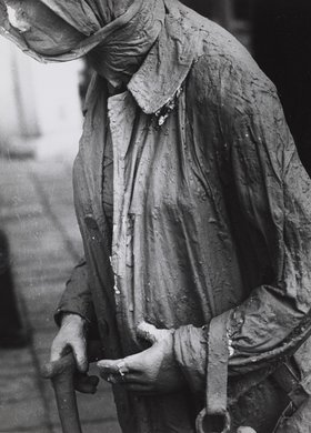 Fragment instalacji "Przejście" Jerzego Kaliny u zbiegu ulic Mazowieckiej i Świętokrzyskiej