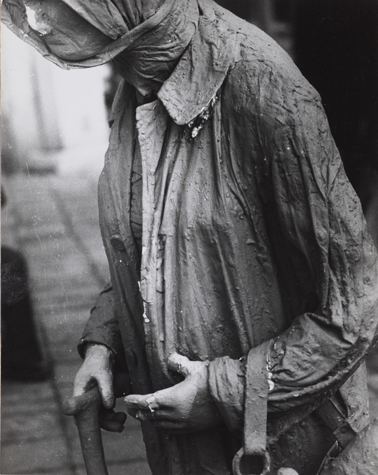 Fragment instalacji "Przejście" Jerzego Kaliny u zbiegu ulic Mazowieckiej i Świętokrzyskiej