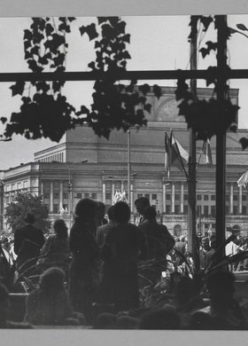 Zwycięstwa [Victory] Square (currently Piłsudski Square) during Primate Stefan Wyszyński’s funeral ceremony from Hotel Victoria