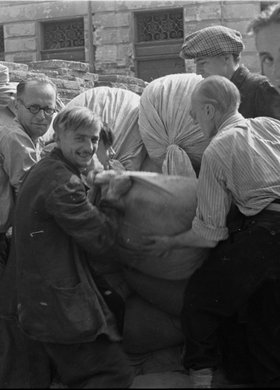 Powstańcy na barykadzie przy ulicy Koszykowej