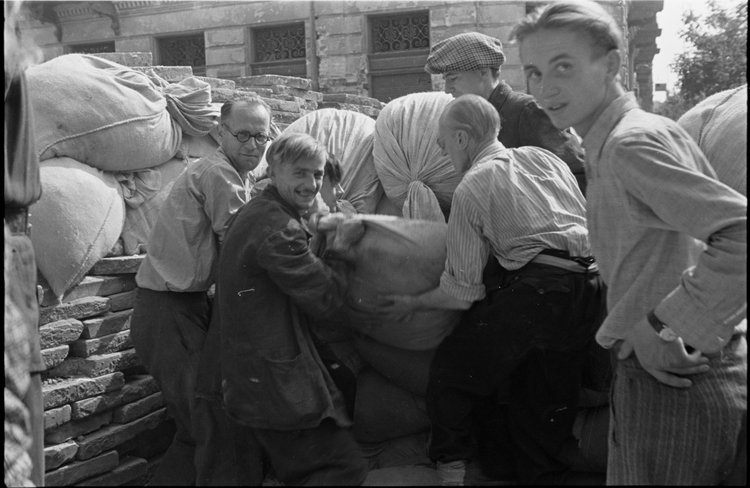 Powstańcy na barykadzie przy ulicy Koszykowej