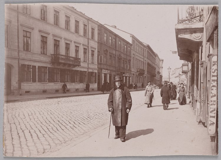 Henryk Pillati na ulicy Mazowieckiej