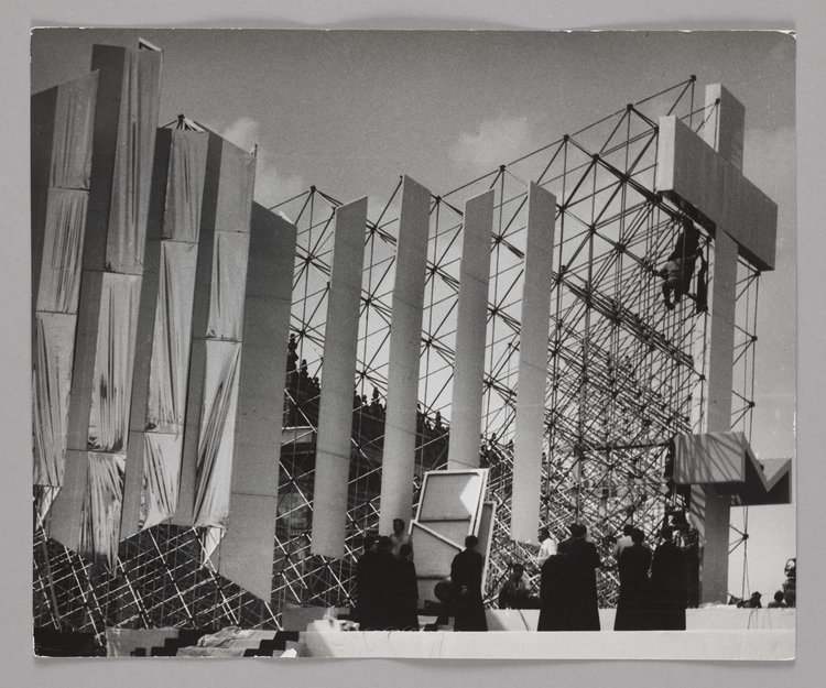 Works on the installation of the altar in front of the Palace of Culture and Science on the occasion of the third pilgrimage of John Paul II to Poland