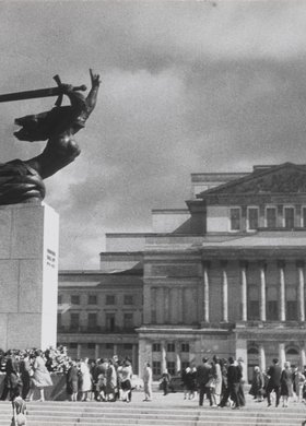 Pomnik Bohaterów Warszawy (Warszawska Nike) i Teatr Wielki