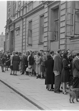 Kolejka ludności cywilnej pod domem Zgromadzenia Sióstr Miłosierdzia św. Wincentego a Paulo
