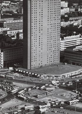 Widok z Pałacu Kultury i Nauki na hotel Forum i okolice