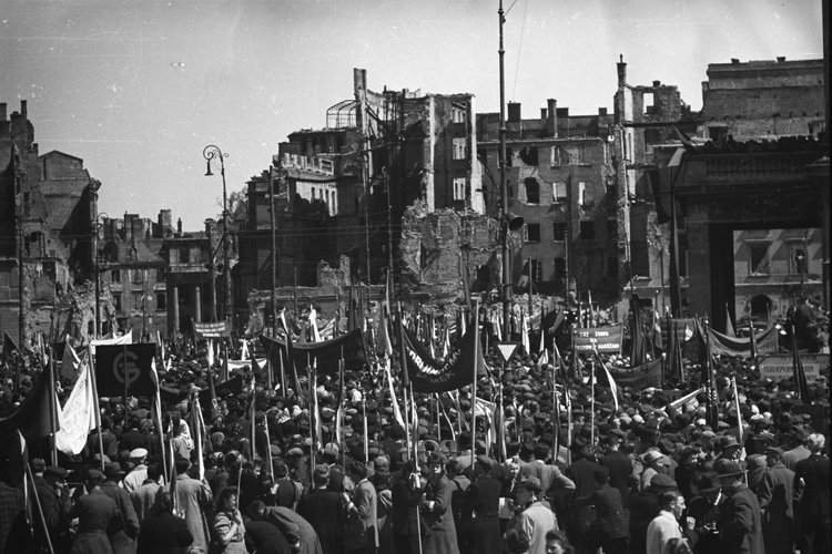 Wiec na Placu Teatralnym z okazji zakończenia wojny