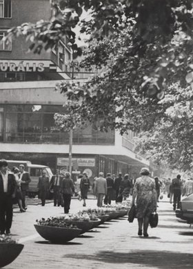Marszałkowska St. at the exit of Wspólna St.
