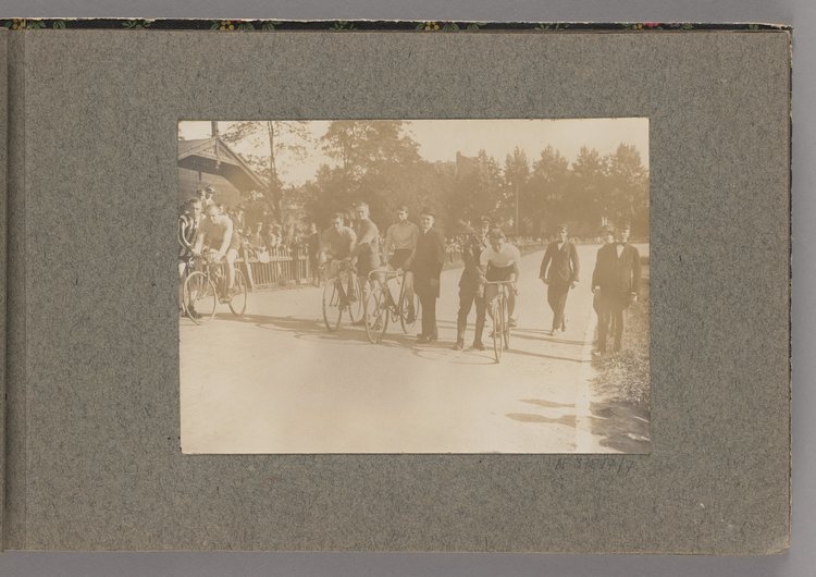 Album z fotografiami cyklistów na Dynasach